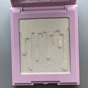Kylie Jenner illuminating powder